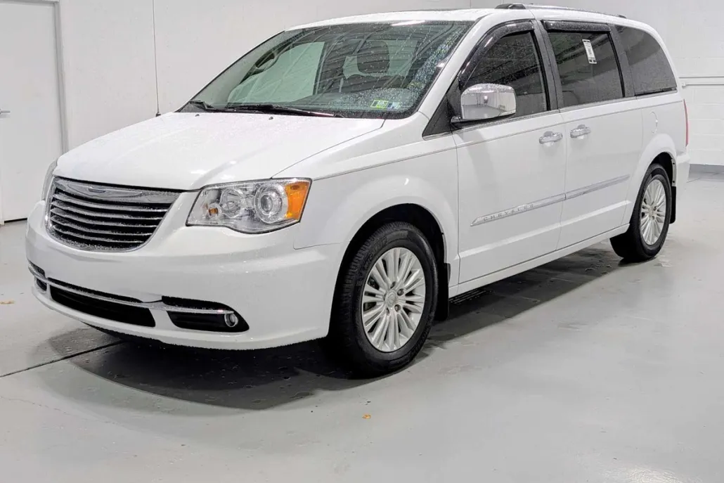 2015 Chrysler Town & Country Limited Platinum photo 1