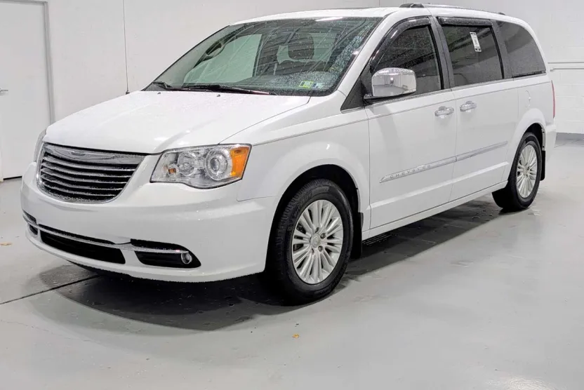 2015 Chrysler Town & Country Limited Platinum photo 1