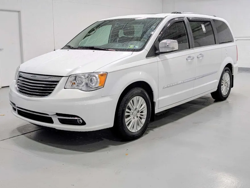 2015 Chrysler Town & Country Limited Platinum photo 1