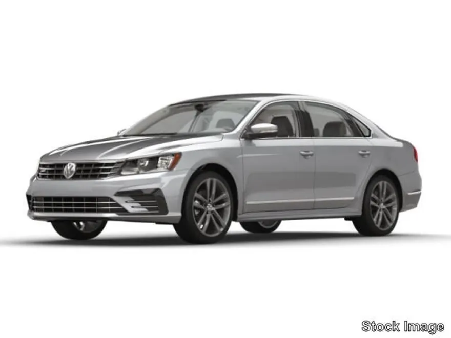 2018 Volkswagen Passat 2.0T photo 1