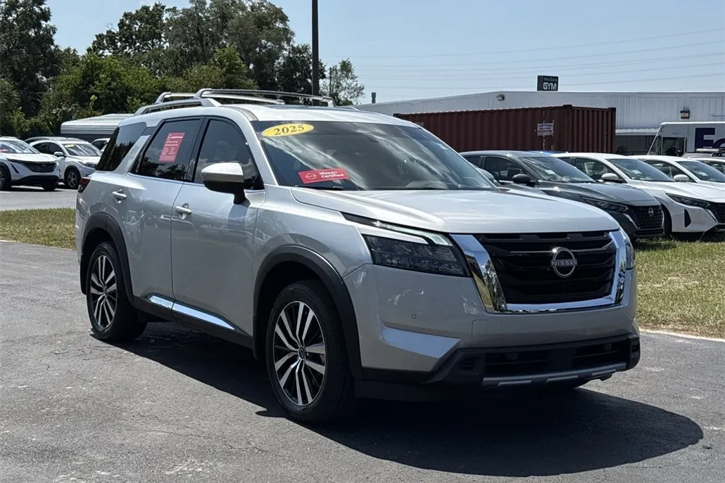 2025 Nissan Pathfinder Platinum photo 1