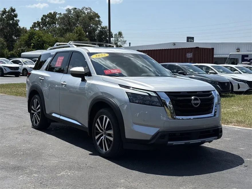 2025 Nissan Pathfinder Platinum photo 1