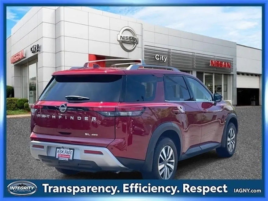 2024 Nissan Pathfinder SL photo 5