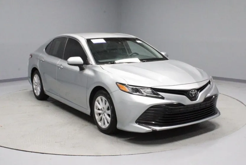 2018 Toyota Camry LE photo 1
