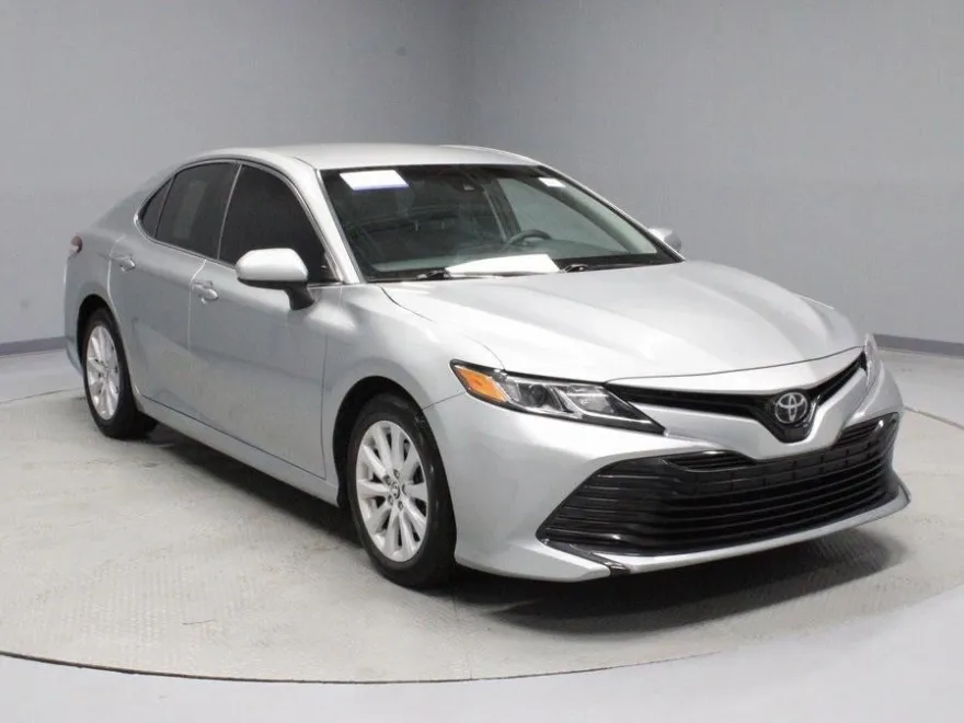 2018 Toyota Camry LE photo 1