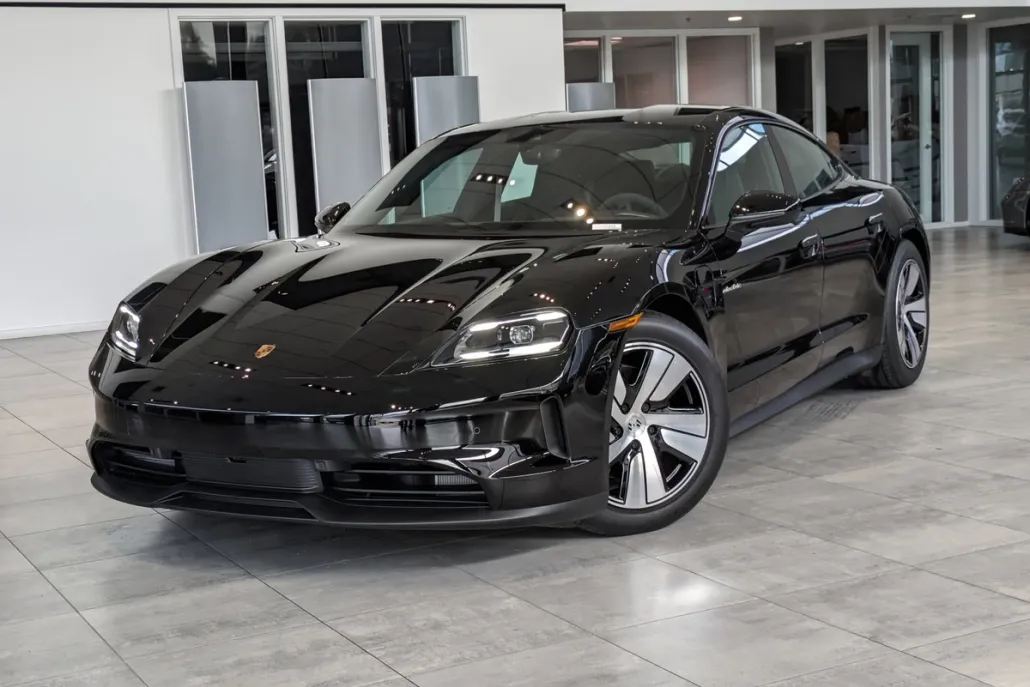2025 Porsche Taycan photo 1