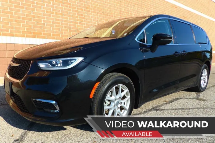 2023 Chrysler Pacifica Touring L photo 1