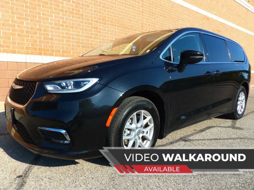 2023 Chrysler Pacifica Touring L photo 1