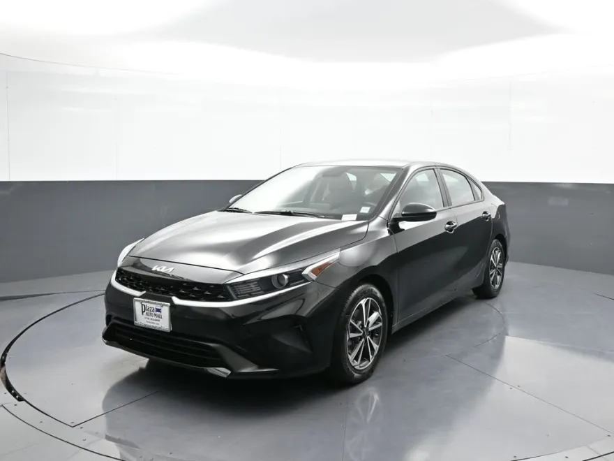 2023 Kia Forte LXS photo 1