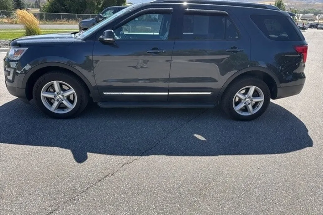 2017 Ford Explorer XLT photo 1