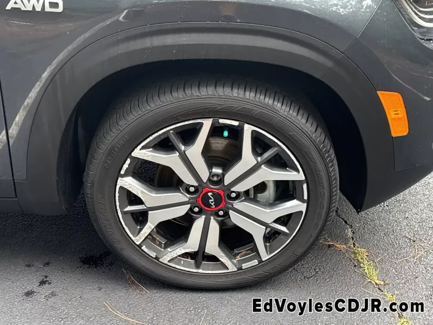 2022 Kia Seltos SX photo 1