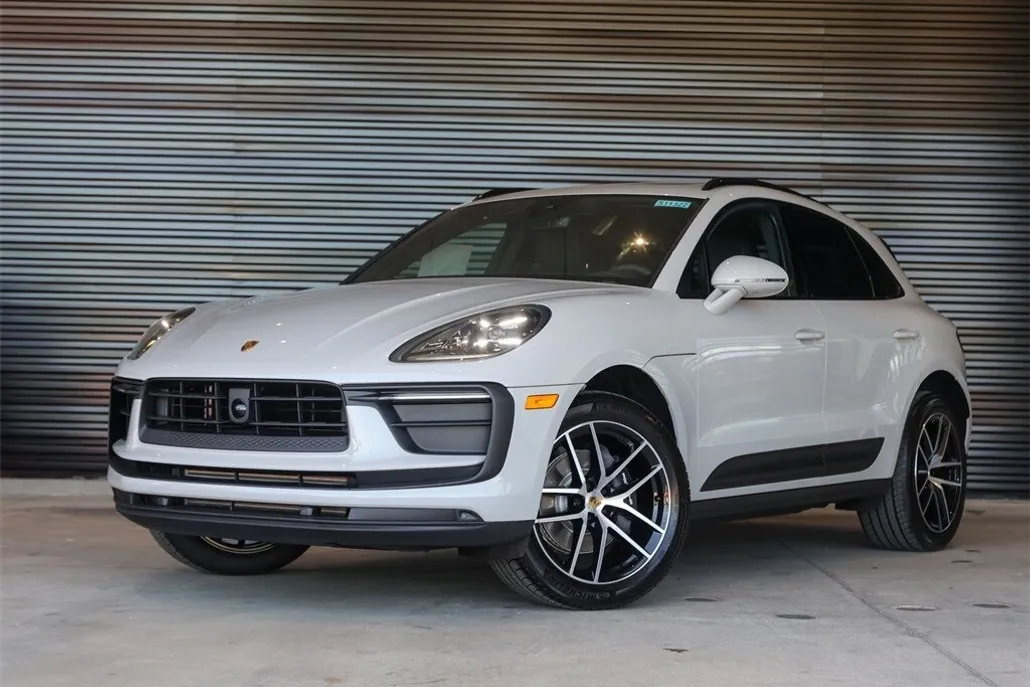 2025 Porsche Macan T photo 1
