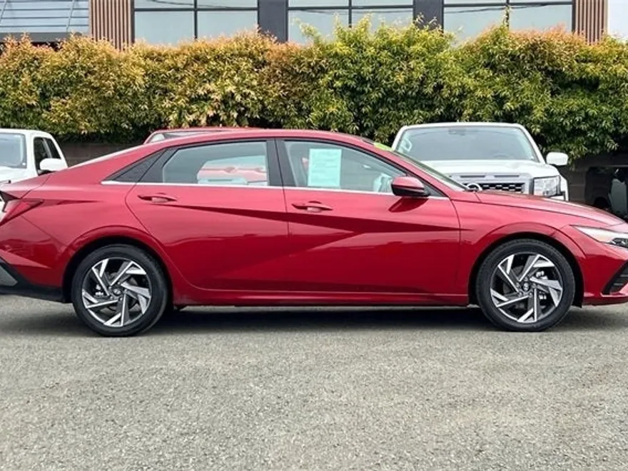 2025 Hyundai Elantra SEL Convenience photo 2