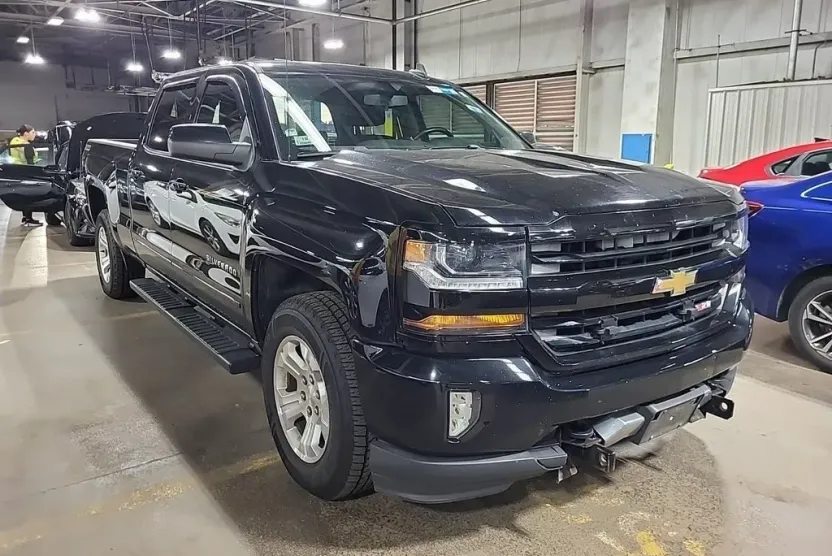 2016 Chevrolet Silverado LT photo 1