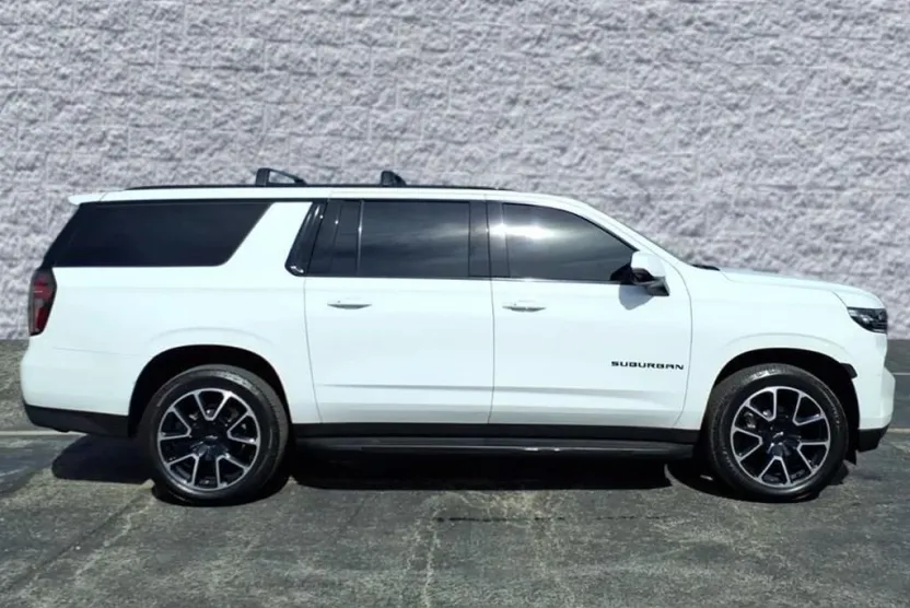 2022 Chevrolet Suburban RST photo 1