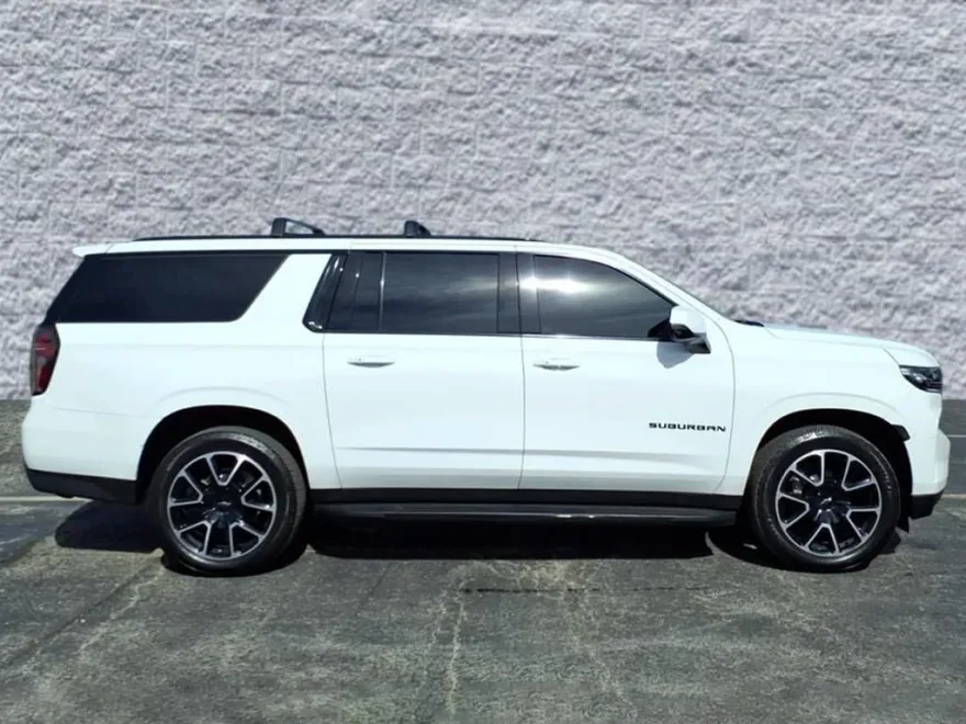 2022 Chevrolet Suburban RST photo 1