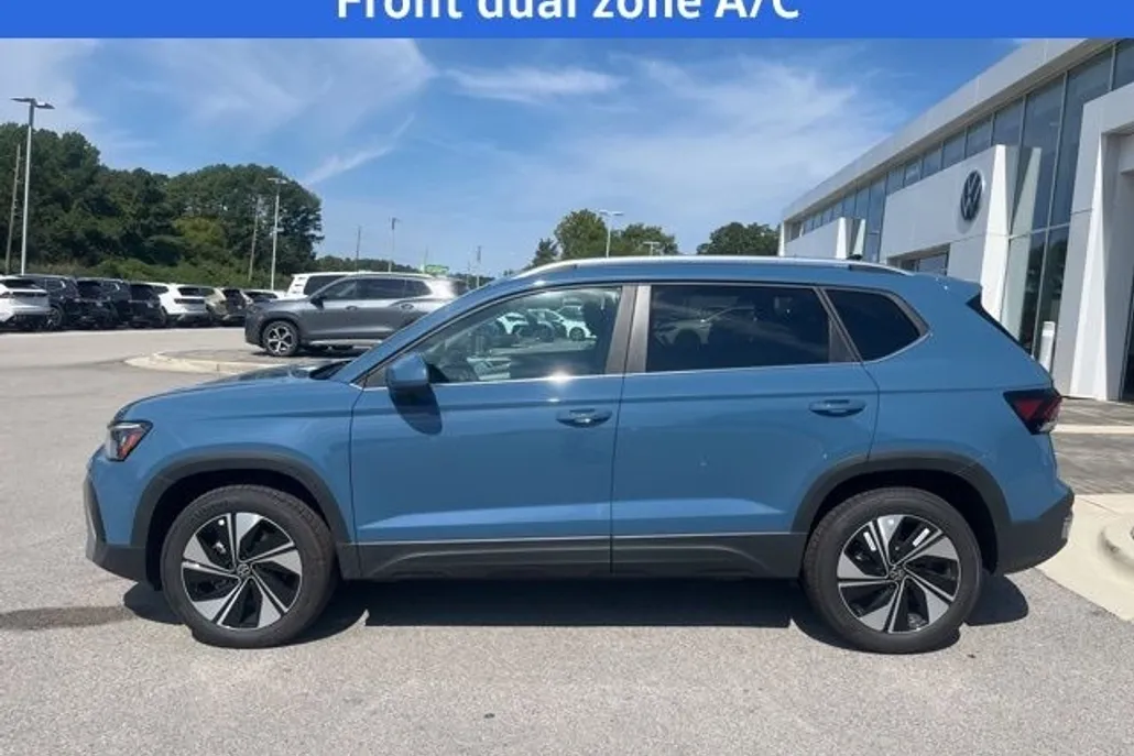 2025 Volkswagen Taos SE photo 1