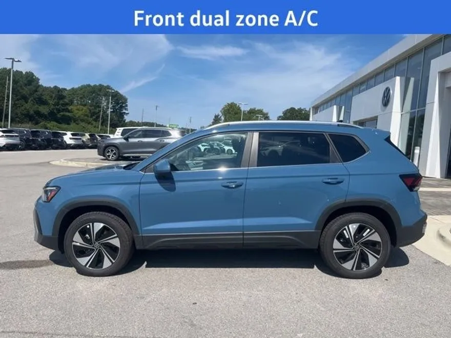 2025 Volkswagen Taos SE photo 1
