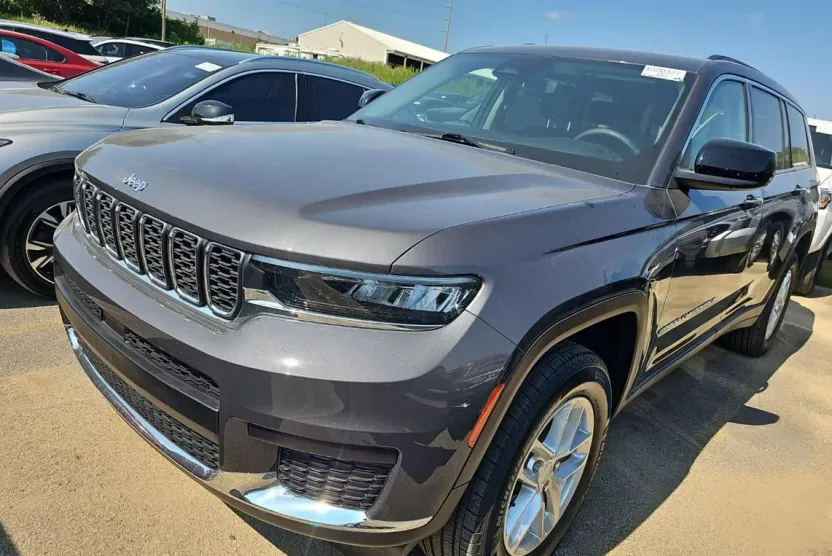 2023 Jeep Grand Cherokee Laredo photo 1