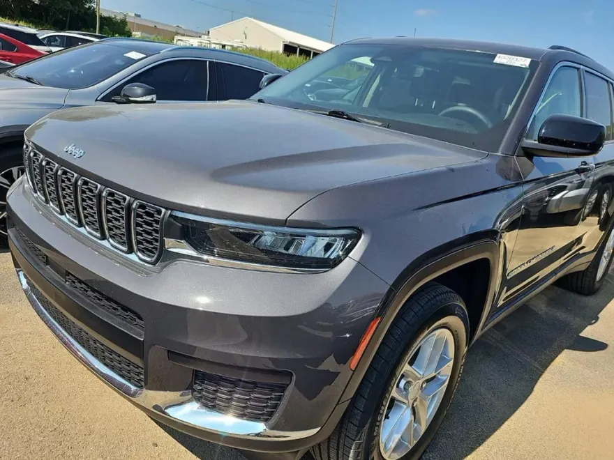 2023 Jeep Grand Cherokee Laredo photo 1