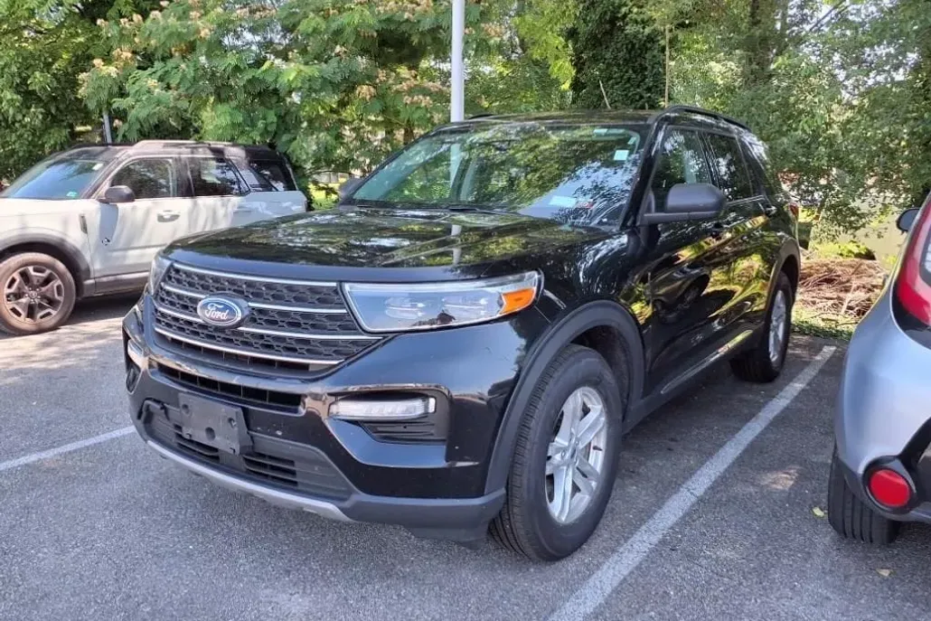 2023 Ford Explorer XLT photo 1