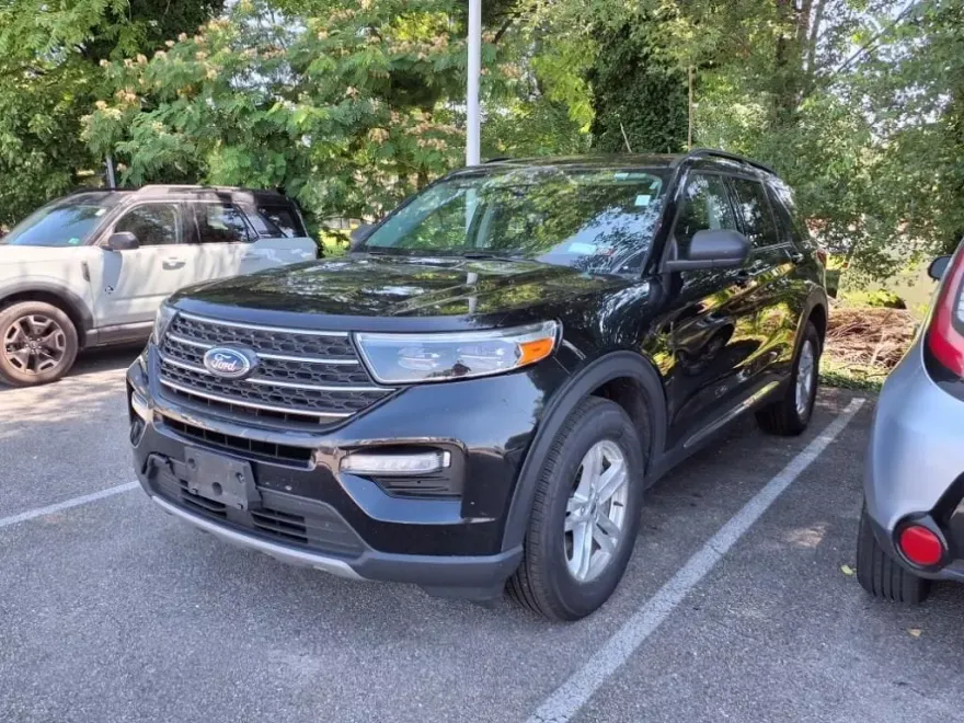 2023 Ford Explorer XLT photo 1