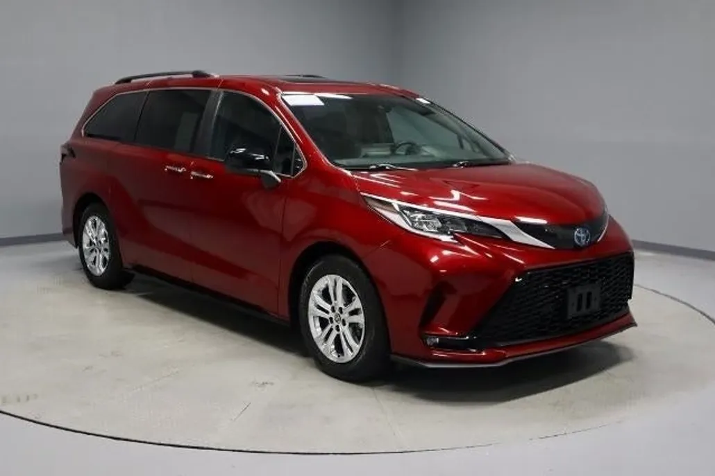 2023 Toyota Sienna XSE photo 1