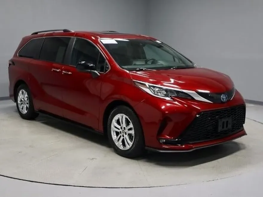 2023 Toyota Sienna XSE photo 1