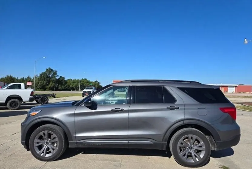 2023 Ford Explorer XLT photo 1