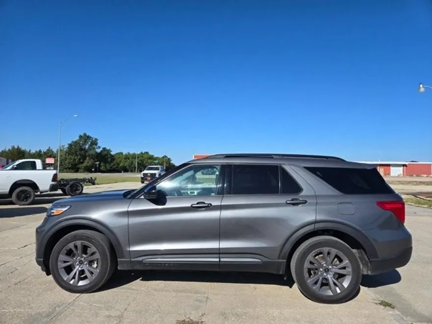 2023 Ford Explorer XLT photo 1