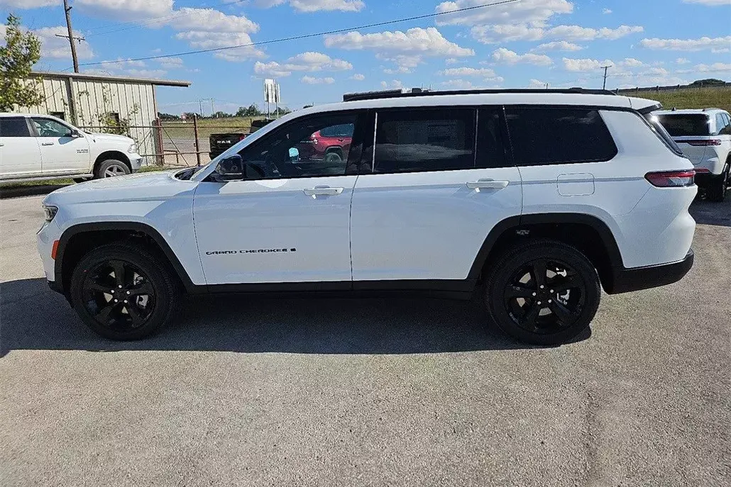 2025 Jeep Grand Cherokee Altitude photo 1