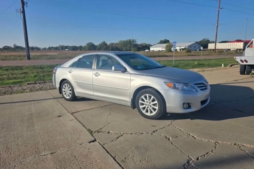 2011 Toyota Camry XLE photo 1