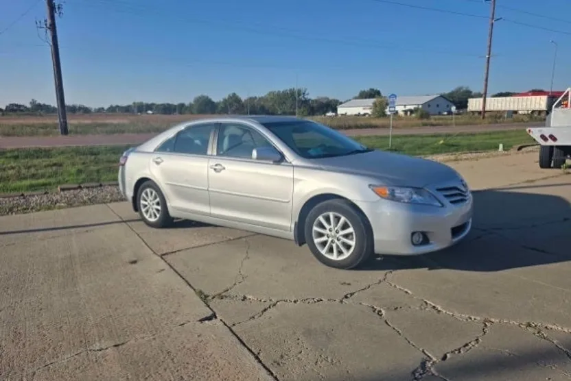 2011 Toyota Camry XLE photo 1