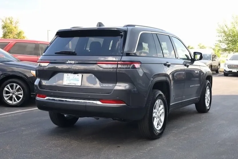 2022 Jeep Grand Cherokee Laredo photo 1