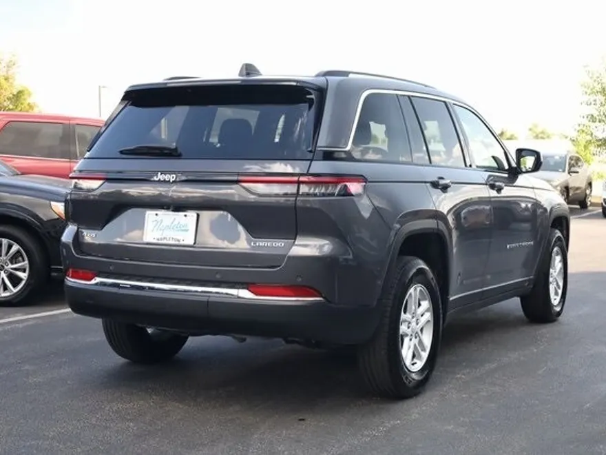 2022 Jeep Grand Cherokee Laredo photo 1
