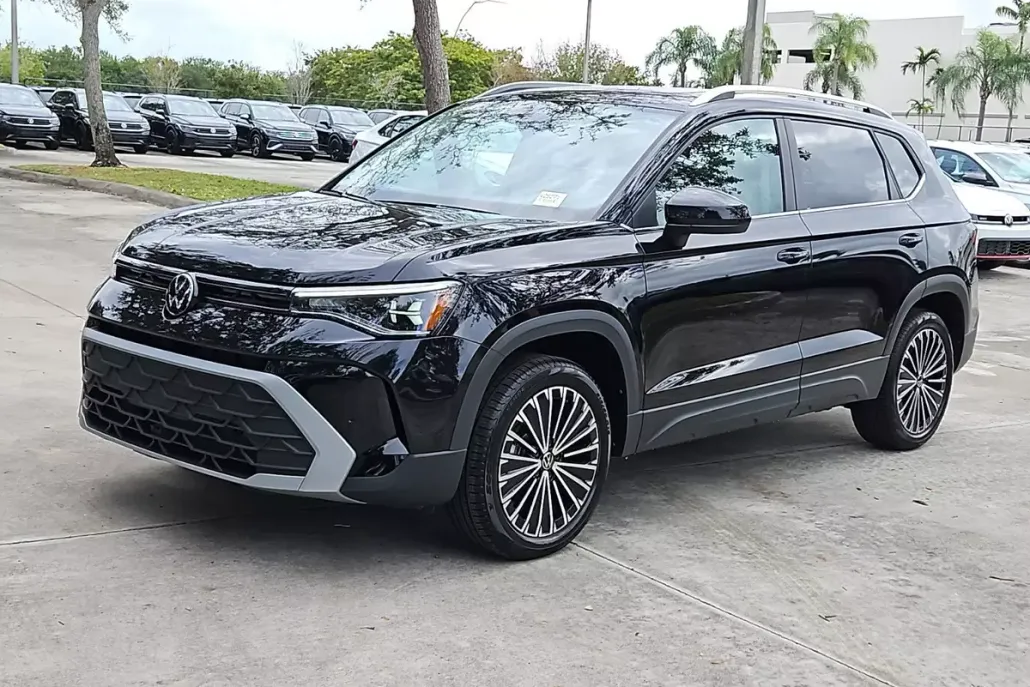 2025 Volkswagen Taos SE photo 1