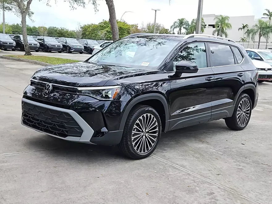 2025 Volkswagen Taos SE photo 1