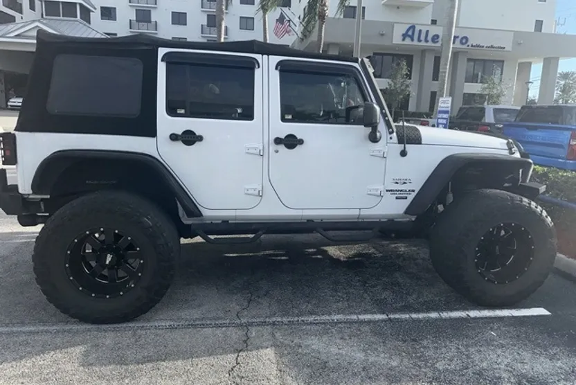 2017 Jeep Wrangler Unlimited Sahara photo 1