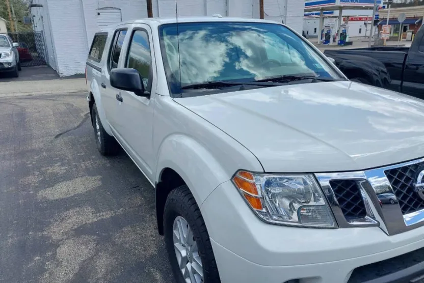 2018 Nissan Frontier SV Crew Cab photo 1