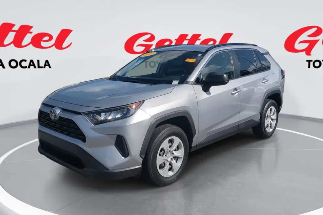 2019 Toyota RAV4 LE photo 1