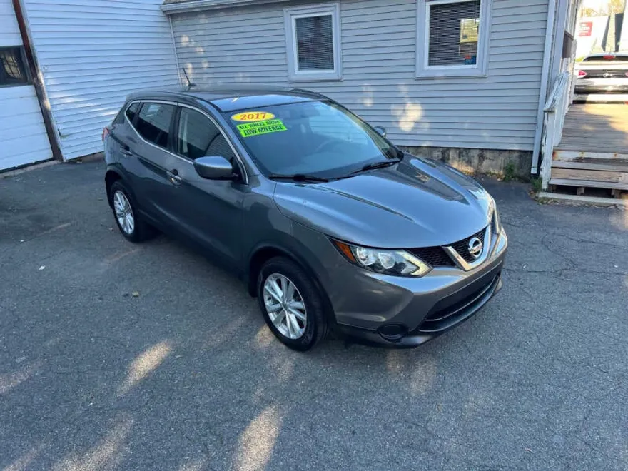 2017 Nissan Rogue Sport SV photo 1