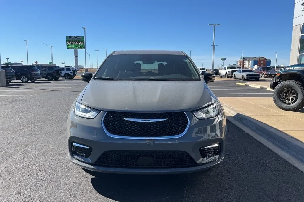2025 Chrysler Pacifica LE photo 1