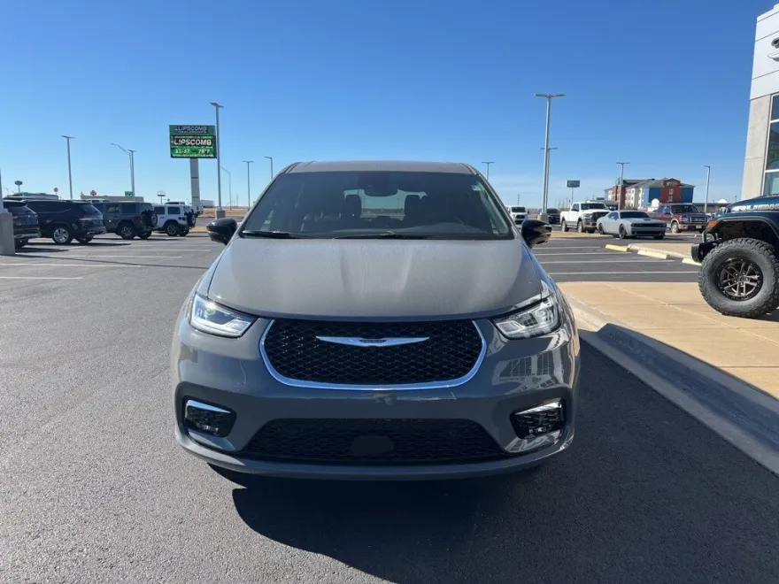 2025 Chrysler Pacifica LE photo 1