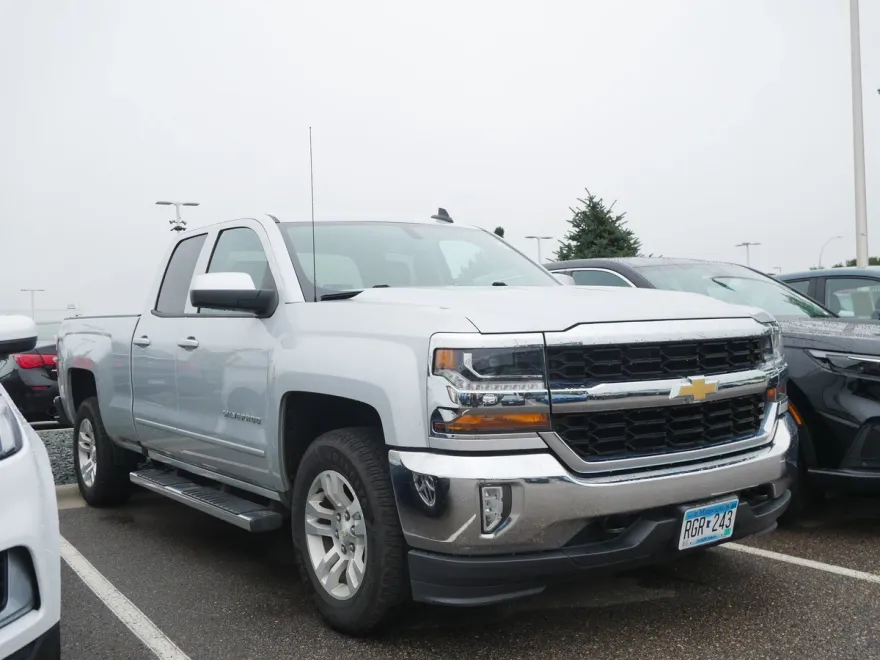 2017 Chevrolet Silverado 1500 LT photo 1