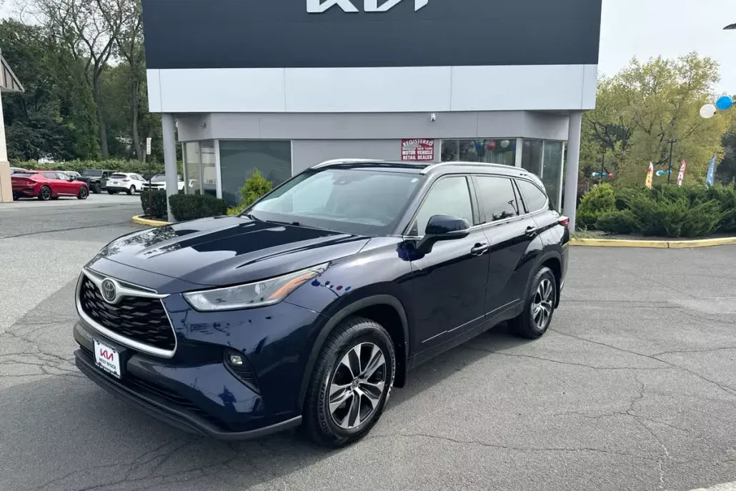 2021 Toyota Highlander XLE photo 1