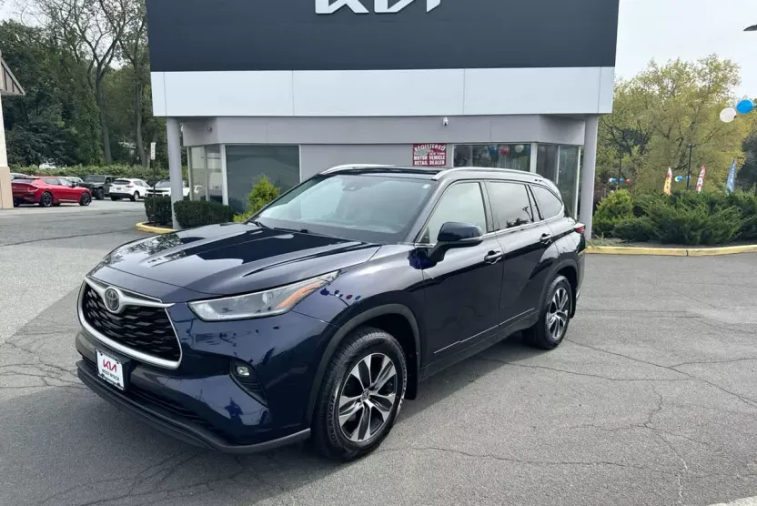 2021 Toyota Highlander XLE photo 1