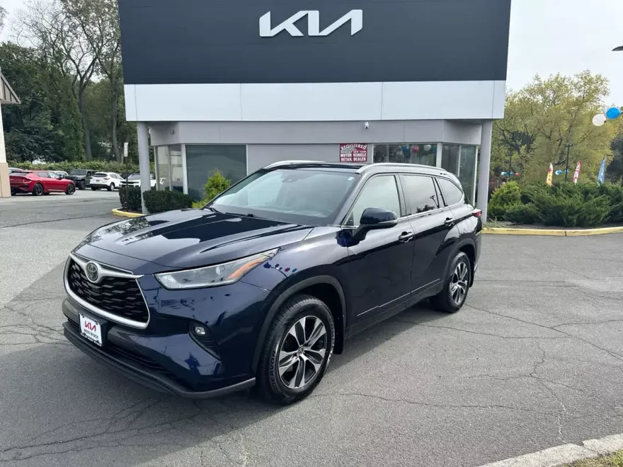 2021 Toyota Highlander XLE photo 1