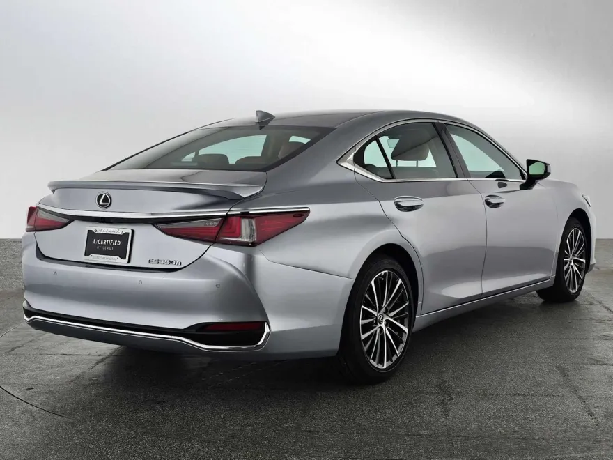 2025 Lexus ES 300h photo 1
