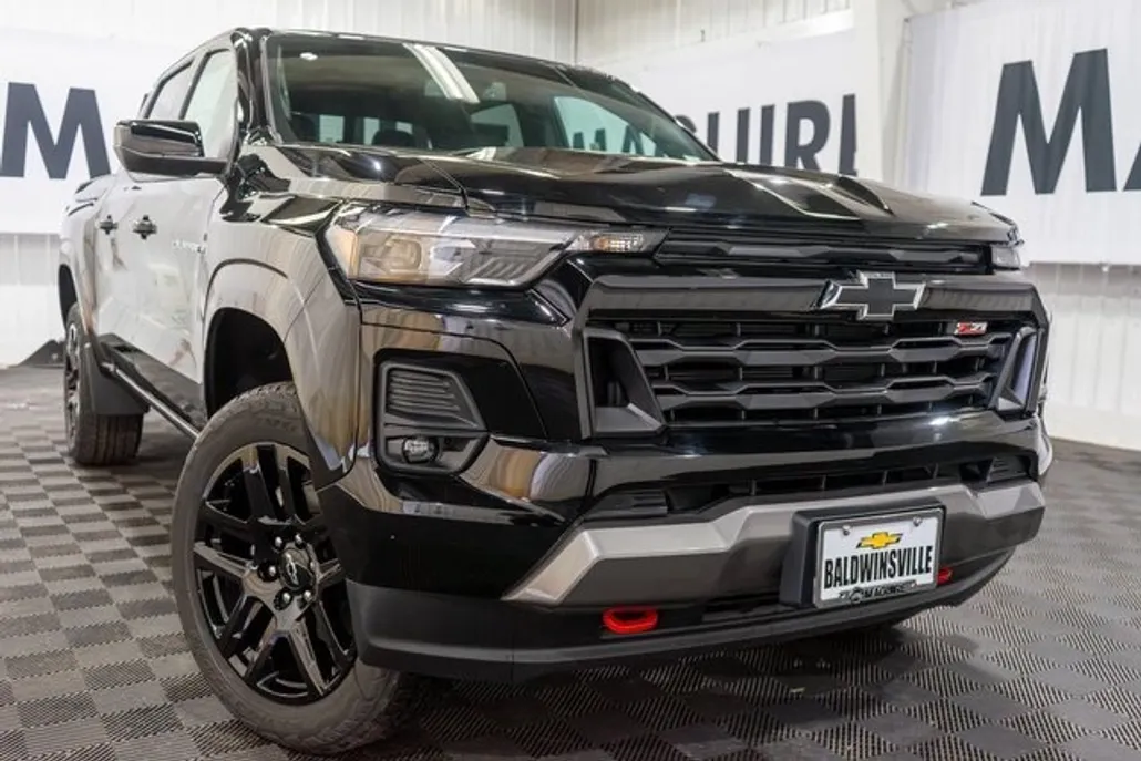 2025 Chevrolet Colorado Z71 photo 1