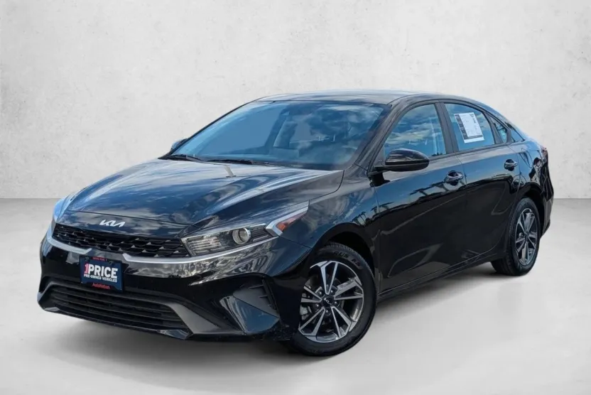 2023 Kia Forte LXS photo 1